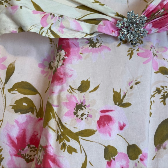 Pink floral skirt with rhinestone brooch 🌸 - Picture 2 of 9